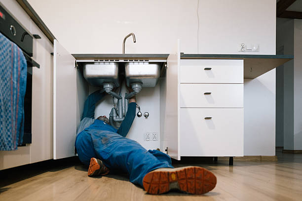 Professional Drain Cleaning technician working in Mc Clure, IL